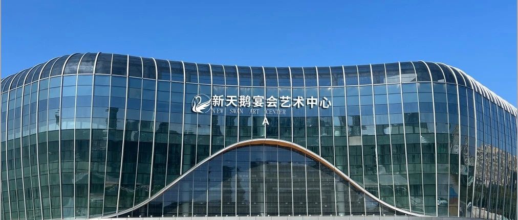 營(yíng)業(yè)面積2萬(wàn)方，斥資近8千萬(wàn)，提供沉浸式、體驗(yàn)式的服務(wù)模式，結(jié)合傳統(tǒng)與時(shí)尚元素，為新人打造獨(dú)特的婚禮體驗(yàn)。